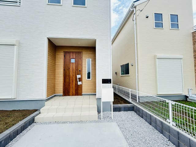 新築　伊勢崎市東小保方町第２　Livele Garden.S　5号棟の玄関|現地写真　TVモニター付きドアホンでセキュリティも安心です！
