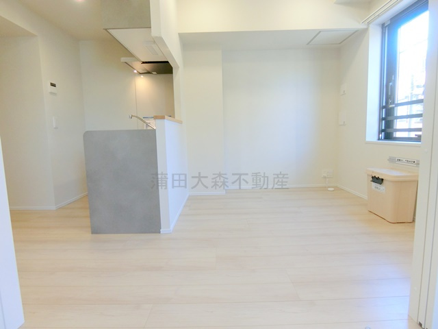 FABRIC蒲田west Residenceの居間・リビング|DK7.5帖　カウンターキッチンのダイニングキッチン