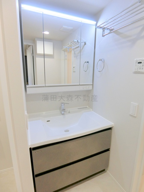 FABRIC蒲田west Residenceの洗面所|3面鏡の独立洗面台　洗面脱衣所