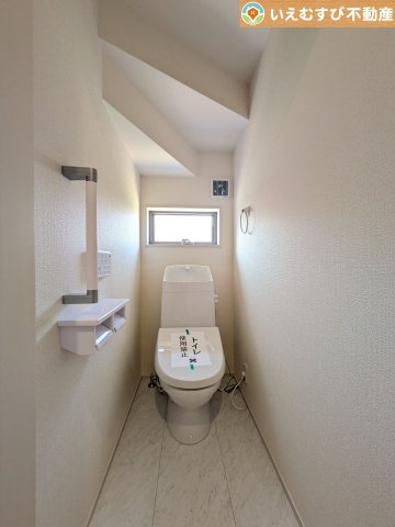 Livele Garden.S　上里町七本木第6のトイレ|シンプルで清潔感のあるトイレ
窓付きで明るく、お掃除しやすいシンプルな空間♪