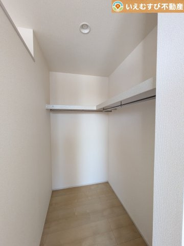 Livele Garden.S　上里町七本木第6の収納|たっぷりの収納力を備えたウォークインクローゼット
たくさん収納できるので季節物やかさばるバッグなども片付きます♪