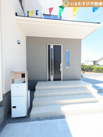 Livele Garden.S　上里町七本木第6のエントランス|落ち着いた色づかいのエントランス
駐車場からアクセスの良いエントランス。雨の日や荷物が多くても安心の動線♪