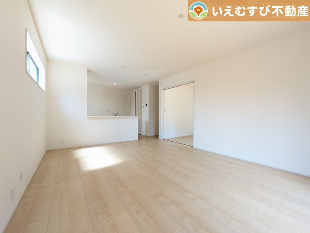 Livele Garden.S　上里町七本木第6の居間・リビング|開放感と家族との距離感にこだわったＬＤＫ
採光たっぷりのリビングで休日には家族みんなでくつろげそうですね♪