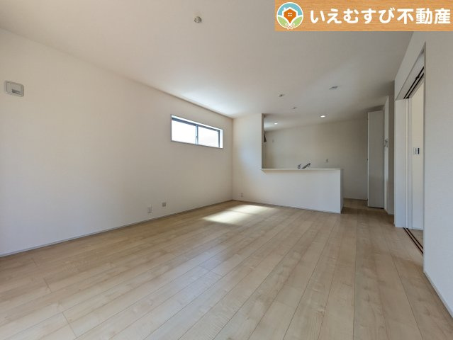 Livele Garden.S　上里町七本木第6の居間・リビング|ナチュラルな色合いで落ち着いた印象のリビングダイニング
ぬくもりのあるナチュラルな空間。グリーンを飾っても相性が良さそうですね♪
