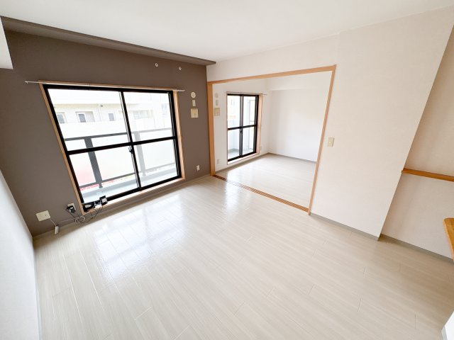 奈良市三碓５丁目の賃貸マンションの居間・リビング