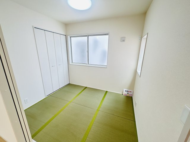 新築　伊勢崎市東小保方町第２　Livele Garden.S　6号棟の和室|現地写真　リビング隣の和室はお子様の遊び部屋としてもちょうどいいですね♪							
