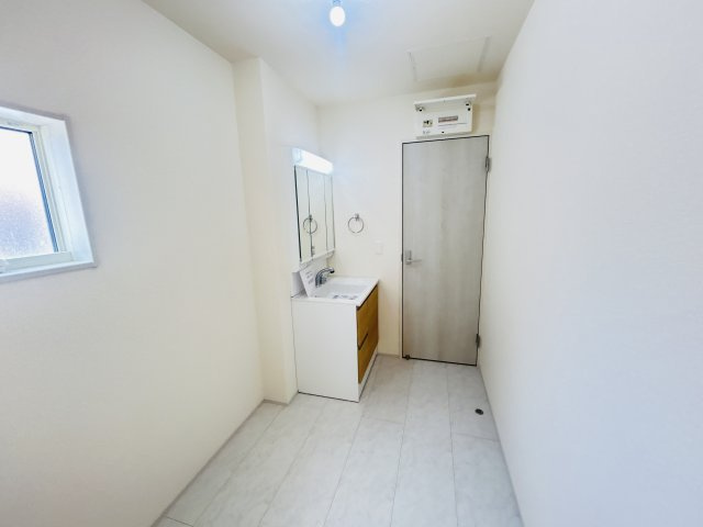 新築　伊勢崎市東小保方町第２　Livele Garden.S　6号棟の独立洗面台|現地写真　シャワー付きの洗面台は忙しい朝でも身支度を整えるのにとても便利◎							
