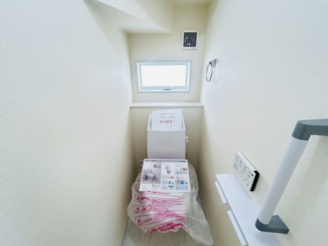 新築　伊勢崎市東小保方町第２　Livele Garden.S　6号棟のトイレ|現地写真　節水タイプのウォシュレット付きトイレ、水道料節約に一役買います！							
