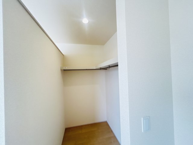 新築　伊勢崎市東小保方町第２　Livele Garden.S　6号棟の収納|現地写真　主寝室の大型のウォークインクローゼットは収納ラクラク、お部屋スッキリ♪							
						
						

