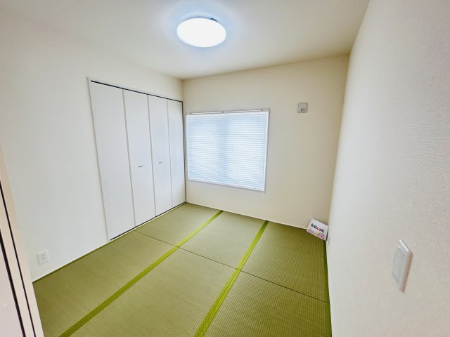 新築　伊勢崎市東小保方町第２　Livele Garden.S　7号棟の和室|現地写真　リビング隣の和室はお子様の遊び部屋としてもちょうどいいですね♪							
