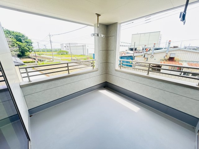 新築　伊勢崎市東小保方町第２　Livele Garden.S　7号棟のバルコニー|現地写真　インナーバルコニーで少しの雨なら濡れずにすみます。天気が怪しいけど…という悩みも解消ですね									
						
							
					
　　