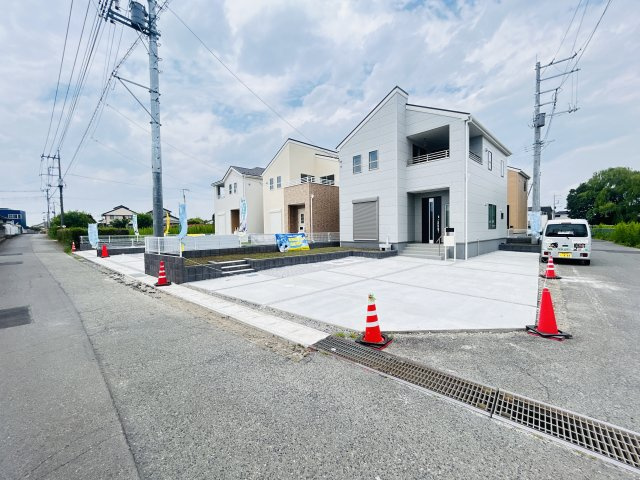 新築　伊勢崎市東小保方町第２　Livele Garden.S　7号棟の前面道路含む現地写真|現地写真　南側接道幅員約4.5ｍ　東側接道幅員約4.9ｍ	