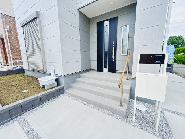 新築　伊勢崎市東小保方町第２　Livele Garden.S　7号棟の玄関|現地写真　TVモニター付きドアホンでセキュリティも安心です！
