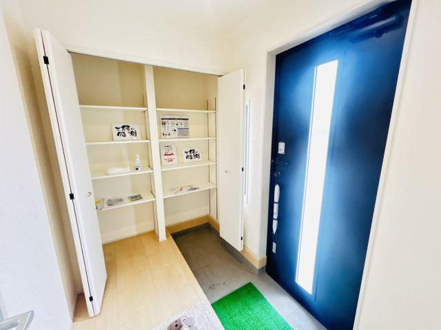 新築　伊勢崎市東小保方町第２　Livele Garden.S　7号棟の玄関|現地写真　３０足以上収納できる下駄箱、狭い玄関もスッキリ使用できます。							
