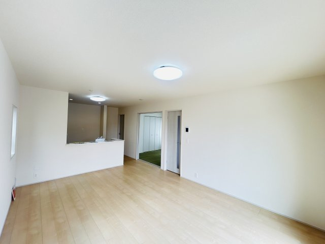 新築　伊勢崎市東小保方町第２　Livele Garden.S　7号棟の居間・リビング|現地写真　家族の会話が弾む対面キッチン。お子様の様子も確認できて安心ですね。							

　