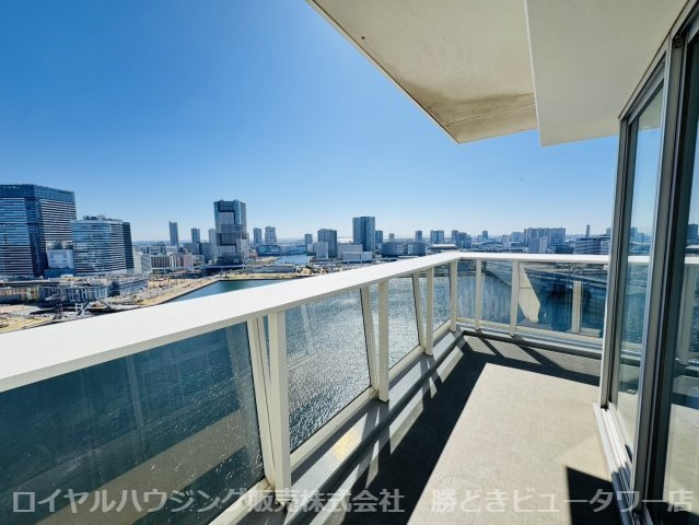 クリアガラスの手摺りで開放感と採光を遮りません。