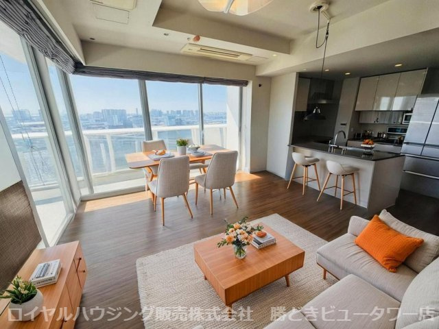 約14.2帖のリビングダイニングキッチン
南×東角住戸につき陽当り眺望良好なお部屋です！
最高天井高約2,7ｍで開放感が御座います。
家具配置例（AIによる生成画像）