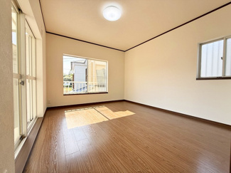 【洋室】 | 大和市福田 中古戸建て | 3面採光・南面に窓：洋室6帖（北・2階）