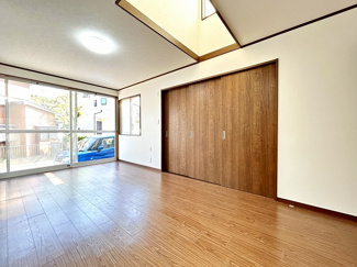【居間・リビング】 | 大和市福田 中古戸建て | 2面採光・南面に窓：LDK12.8帖