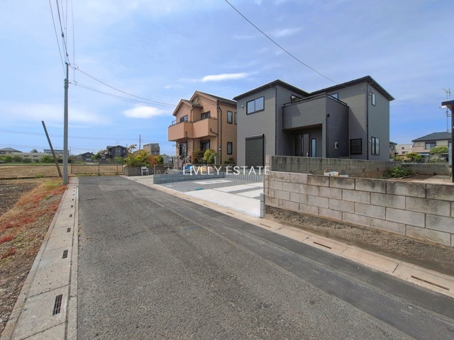 越谷市大成町 新築分譲住宅の前面道路含む現地写真