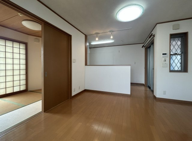 泉大津市綾井戸建の居間・リビング|LD＋和室