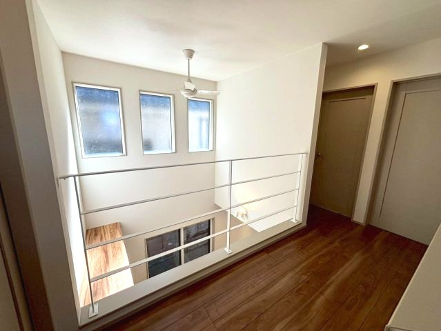 明和2丁目　新築戸建てのその他|廊下も明るく開放的です。
