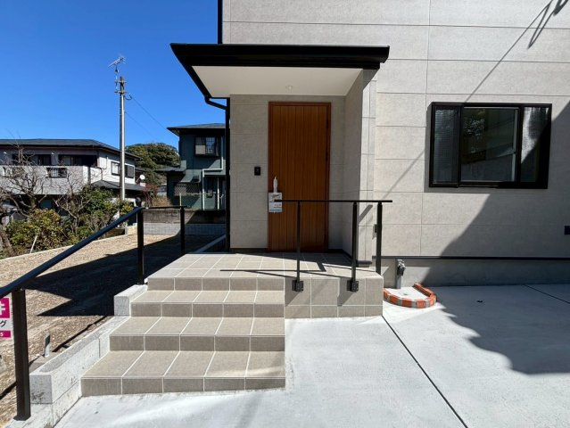 明和2丁目　新築戸建ての玄関|手すりのあるエントランスです。