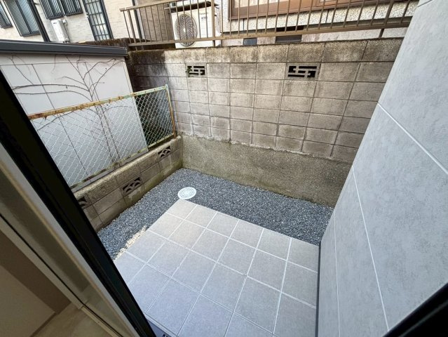 明和2丁目　新築戸建てのその他|洗面所から出入りできるタイルデッキです。