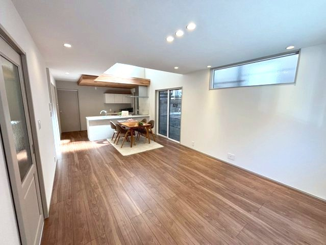 明和2丁目　新築戸建ての居間・リビング|ソファーやダイニングテーブルも充分置ける広さのリビングです。