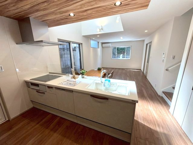 明和2丁目　新築戸建てのキッチン|リビングを見渡せるオープンキッチンです。食器洗浄乾燥機付き。