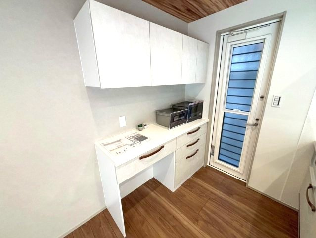 明和2丁目　新築戸建てのキッチン|カップボード付き。