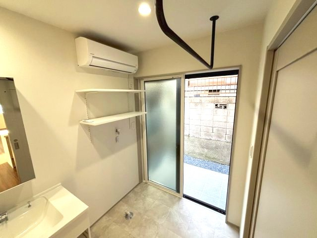 明和2丁目　新築戸建ての洗面所|洗面脱衣所にはエアコンを設置。洗濯物が干せるのは嬉しいですね。