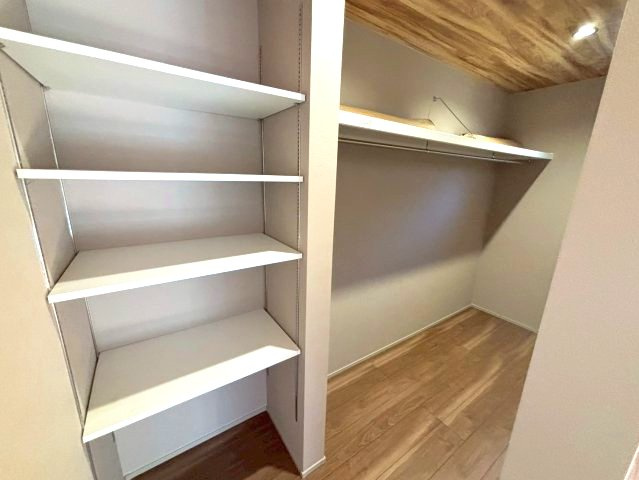 明和2丁目　新築戸建ての収納|主寝室にあるウォークインクローゼットです。