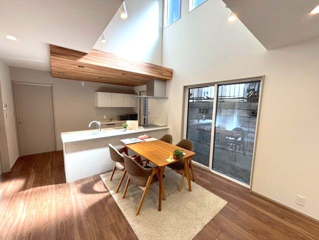 明和2丁目　新築戸建ての居間・リビング|吹抜けで明るく開放的なリビング。