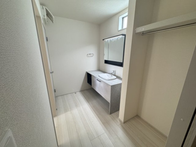 【独立洗面台】 | うるま市高江洲（全3棟）3号棟 | 3号棟　オシャレで収納豊富な洗面台♪ハンガーパイプ付き♪