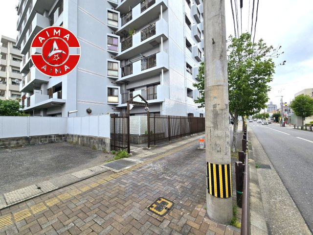 コスモテール吉塚　の外観|前面道路含む現地写真です。