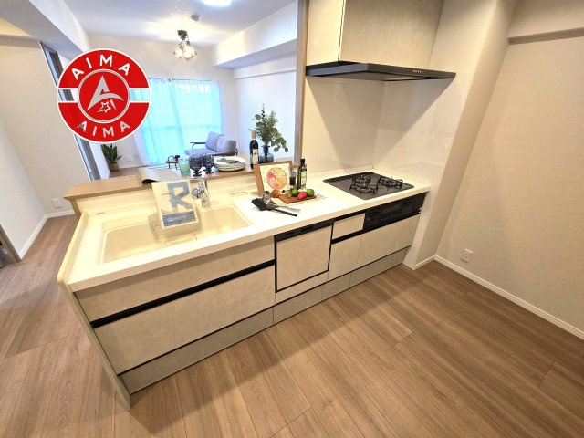 コスモテール吉塚　のキッチン|ダイニングテーブルへの配膳がラクラク、お料理はかどるカウンター付きシステムキッチン！