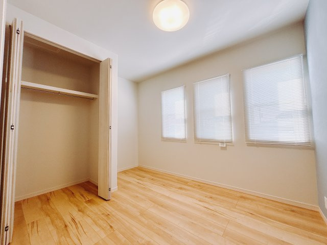 【中古戸建】北群馬郡吉岡町大字大久保の洋室|■2階洋室｜2階各居室には収納をご用意しています♪常にお部屋を綺麗に保てます！小さなお子様も自然とお片付けができるようになるのでうれしいですよね！