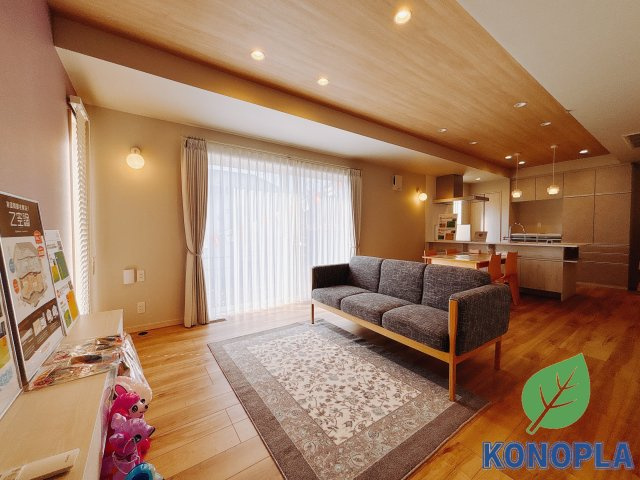 【中古戸建】北群馬郡吉岡町大字大久保の居間・リビング|■リビング｜陽当たり良好のリビングダイニング♪賃貸では叶わなかった、お友達とのホームパーティや大音量で映画やテレビを楽しむことができます(*^^*)