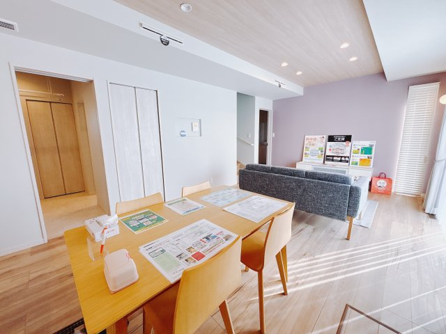 【中古戸建】北群馬郡吉岡町大字大久保の居間・リビング|■リビング｜木製で懐かしさのある家具やアンティーク調の小物に囲まれてレコードを流したり小説を読んだり…そんな心ときめく暮らしをしませんか？