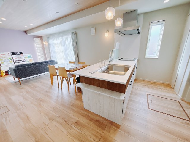 【中古戸建】北群馬郡吉岡町大字大久保の居間・リビング|■リビング｜キッチンからの眺望です。リビングダイニングで寛ぐご家族の様子も、お子様の様子も見ることができる「絆を深めるプランニング」です( ＾＾ )
