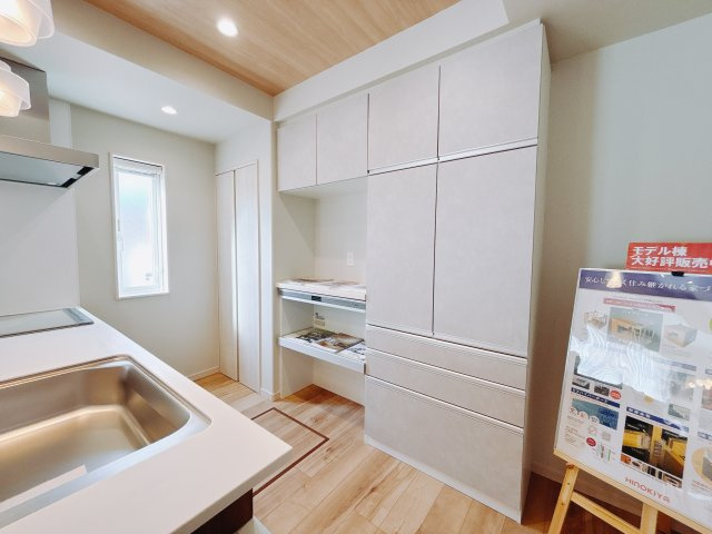 【中古戸建】北群馬郡吉岡町大字大久保のキッチン|■キッチン｜カップボード付きのキッチンです。お皿も安心して収納もできます♪