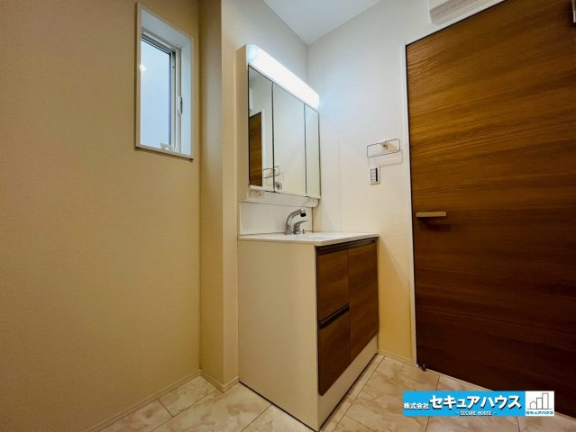 【今からご案内可能】豊明市二村台1丁目　全2棟の独立洗面台|【洗面台】
◆鏡の裏にはたっぷりと収納スペースを標準装備！
◆洗面台下の収納スペースには、ヘアアイロンやドライヤーなどをしまうことができます。
◆電源を付属しているのでドライヤーなど利用可能です。　　