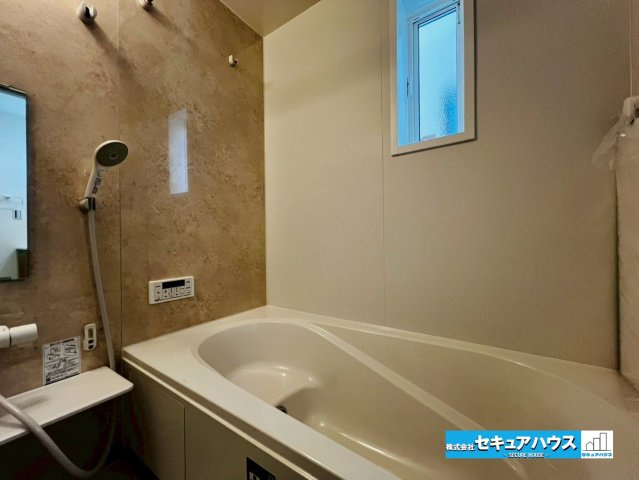 【今からご案内可能】豊明市二村台1丁目　全2棟の浴室|【浴室】
◆アクセントパネルで落ち着きのある雰囲気を演出します。毎日の疲れを癒やすバスタイムをお楽しみ下さい！
◆窓付きで、カビの繁殖を抑える効果があります。
◆追い炊き機能を備えたオートバスです。　