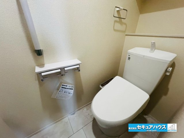 【今からご案内可能】豊明市二村台1丁目　全2棟のトイレ|【高機能トイレ】
◆高機能トイレの多くは便器のフタの開閉が自動であり、使用後に手動で水を流す面倒もなく非常に便利です。スタイリッシュな見た目で、お掃除しやすく、節水効果が高いです。　　　　　　　　　　