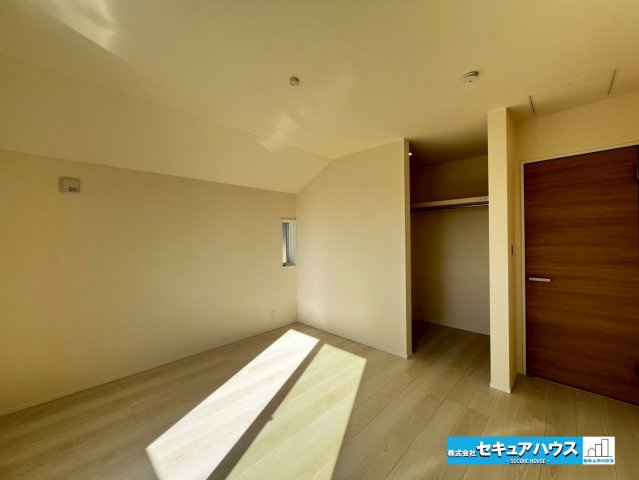 【今からご案内可能】豊明市二村台1丁目　全2棟の洋室|【7.2帖の洋室】
◆広々とした居住空間は日々の暮らしを彩り、心のやすらぎと満足感を与えてくれます。通風と採光を考慮した設計は子供たちはのびのび育ち、家族でくつろぎと団らんを生み出します。　　　　　　