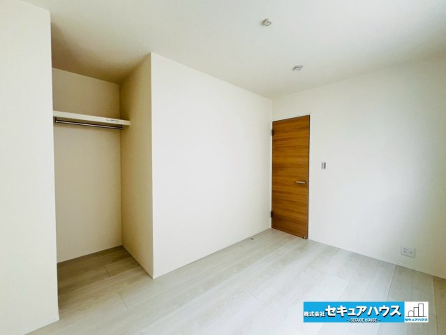 【今からご案内可能】豊明市二村台1丁目　全2棟の洋室|【5.5帖の洋室】
◆家族一人ひとりの大切なプライベート空間。趣味に合わせて使って頂けるようシンプルに仕上げてあります。暮らし心地を大きく左右する収納を、適材適所に配置し使い勝手を考慮しました。　　　