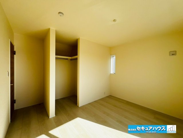 【今からご案内可能】豊明市二村台1丁目　全2棟の洋室|【6.6帖の洋室】
◆お子様のお部屋や主寝室、来客時の宿泊室、趣味のお部屋としてもご利用いただけます♪
◆全居室収納付きの為、各居室ごとにお洋服や荷物をしまうことができる収納豊富なお家です。　　　　　