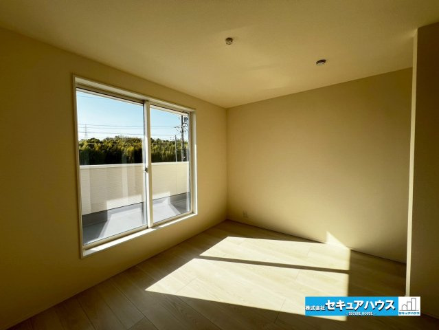 【今からご案内可能】豊明市二村台1丁目　全2棟の洋室|【6.6帖の洋室別角度】
◆2階南向きの洋室が2部屋ございます。大きな窓から採光を取り入れることができ、明るいです。
◆2階全居室2つの窓に面しているため、通風も良好な設計となっております。　　　　　