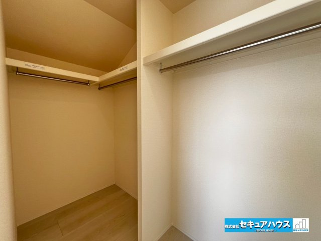 【今からご案内可能】豊明市二村台1丁目　全2棟の収納|【ウォークインクローゼット】
◆お洋服はもちろん、キャリーバッグやゴルフバッグ等も収納できます。
◆扉がないことにより通気性が高いです。また、奥行きが出るため広さを感じることができる設計です。　　　　